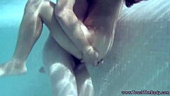 Το μασάζ με λάδι οδηγεί σε παθιασμένο σεξ στην πισίνα