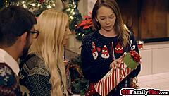 Kenzie Reeves, une petite adolescente, utilise un gode pour se faire plaisir avant de coucher avec Angel Smalls le soir de Noël